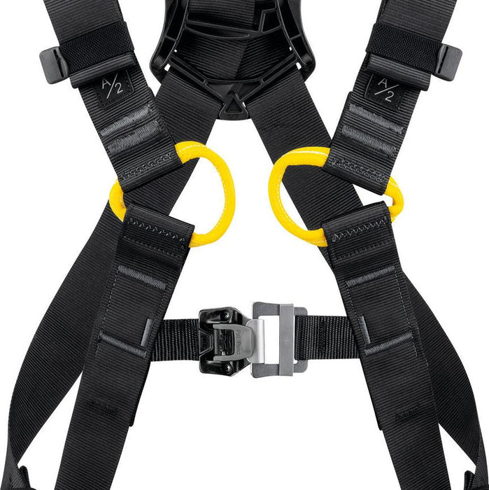 Petzl Newton European Version Harness close up of the FAST LT PLUS sternal
automatic buckle which allows the harness to be fastened and unfastened, without loss of adjustment, even with gloves. Lightweight and strong, the textile sternal attachment point allows attachment of a fall arrest system.