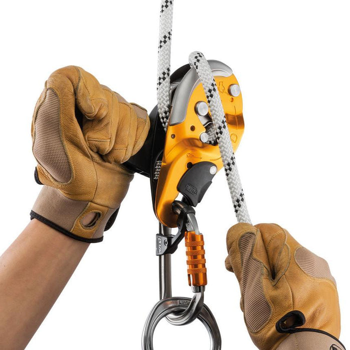 Hand model demonstrating the Petzl ID S Descender ergonomic handle which allows unlocking the rope and comfortably controlling the descent.