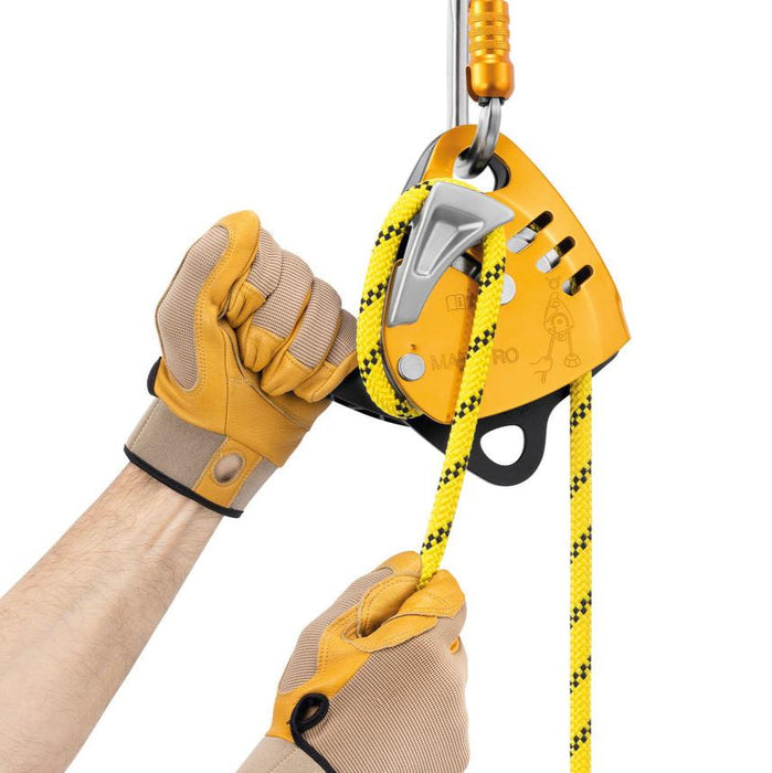 Hand model demonstrating Petzl Maestro S Descender ergonomic handle and
integrated brake which allows for
comfortably controlled descent.