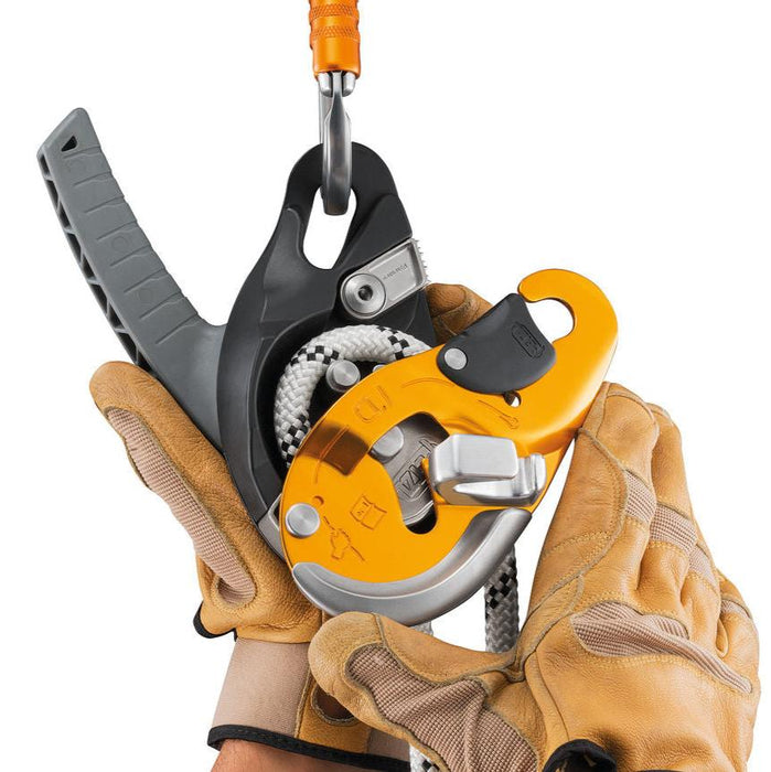 Hand model demonstrating Petzl ID EVAC descender safety gate on the moving side plate that allows the rope to be installed easily while the device
remains connected to the anchor.