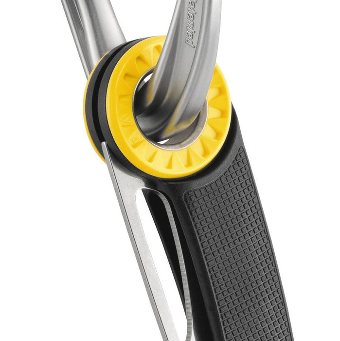 Carabiner hole allows the Petzl Spatha knife to be easily attached to the
harness.